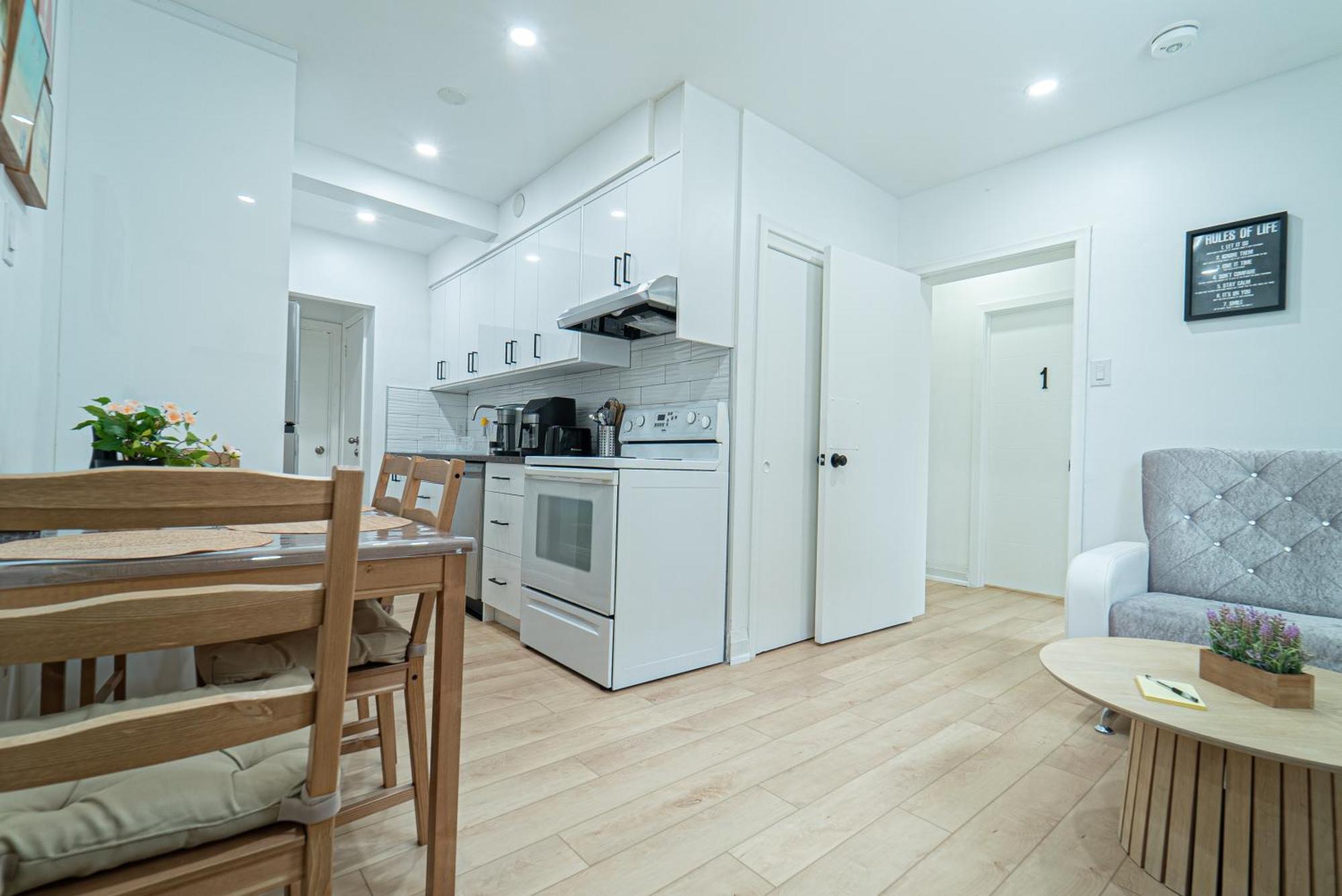 Cozy Double Private Room, Comfy Bed, Free Parking Toronto